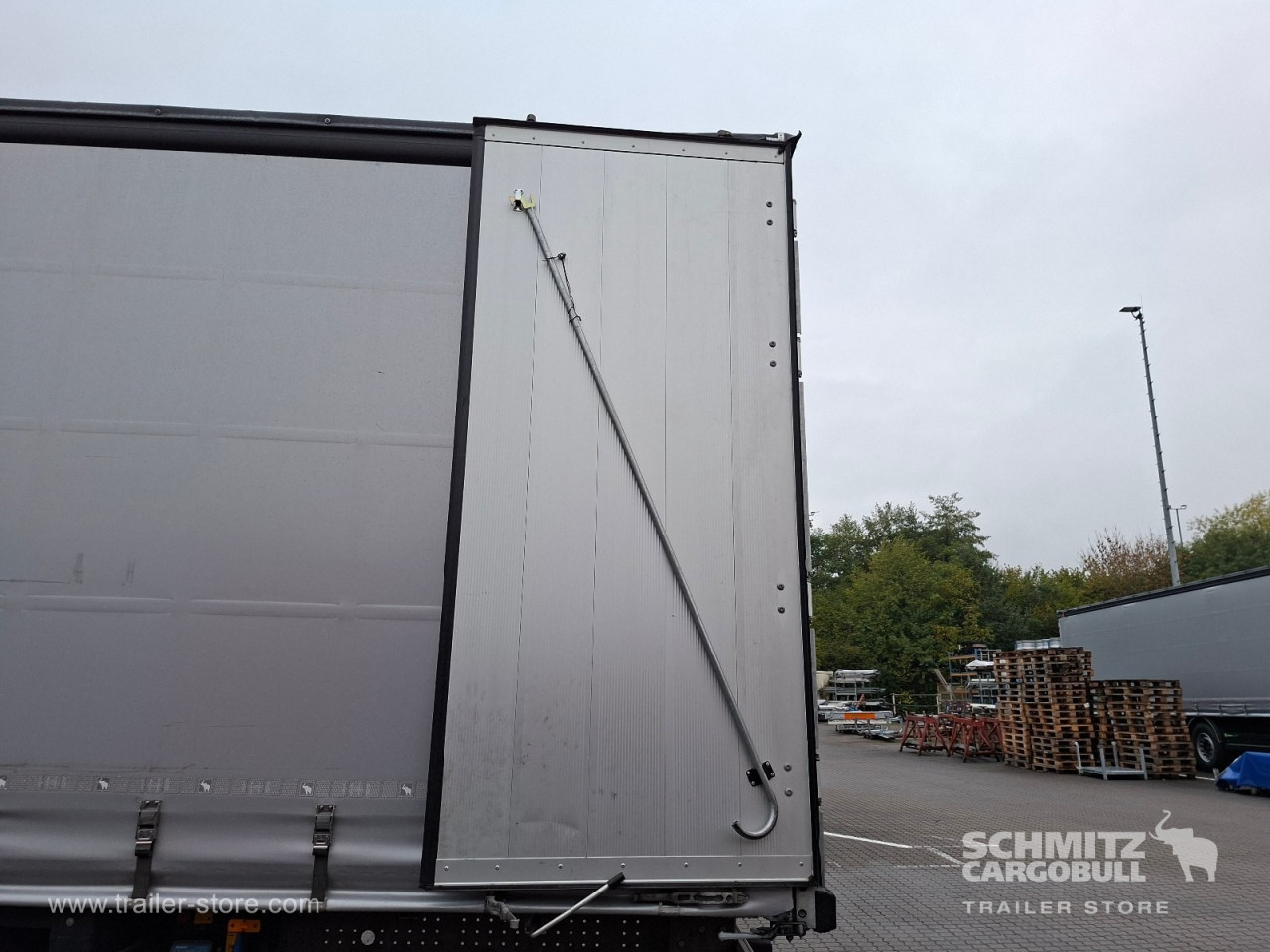 Schmitz Cargobull Curtainsider Standard Getränke 