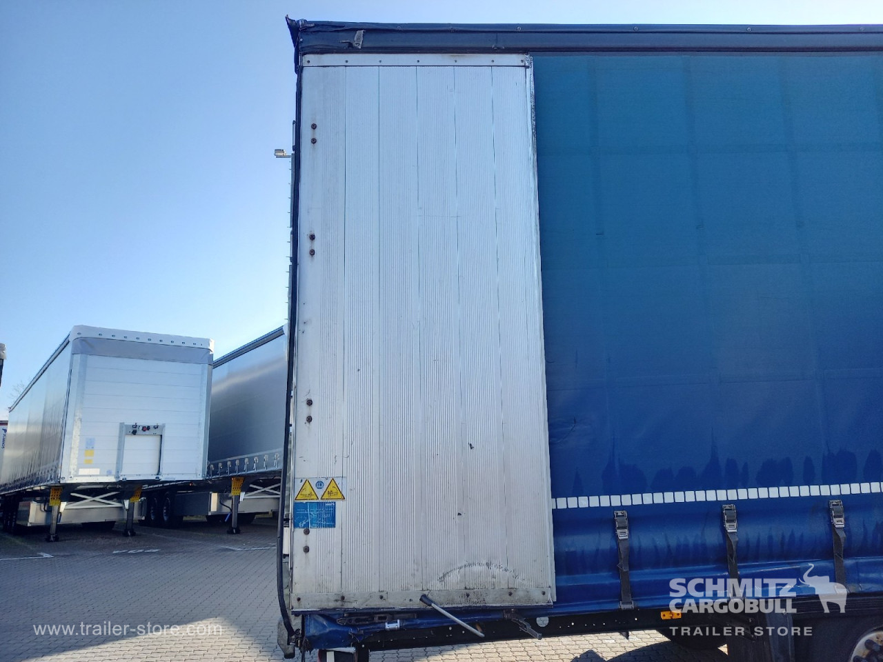 Schmitz Cargobull Curtainsider Mega Getränke 