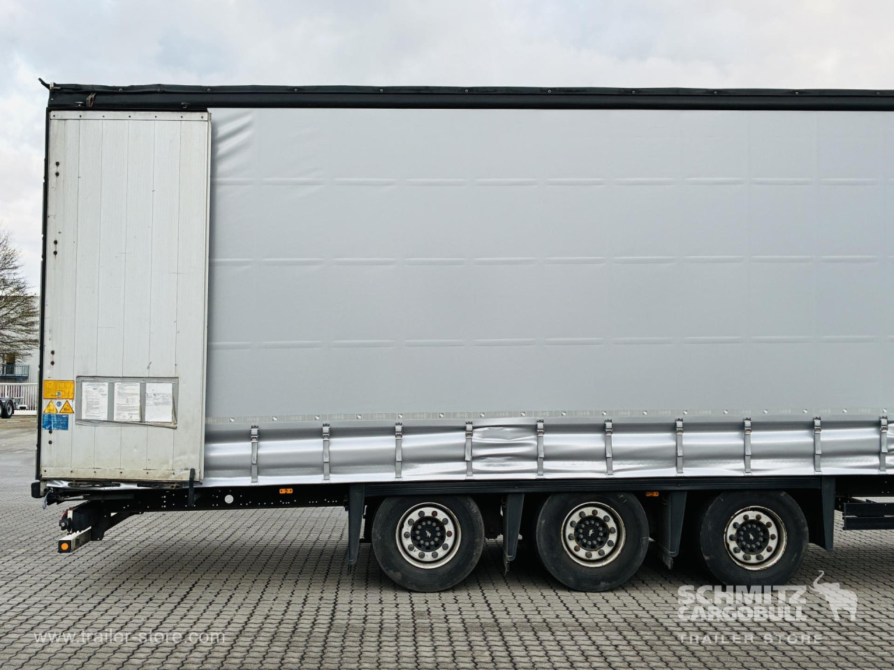 Schmitz Cargobull Curtainsider Mega Getränke 