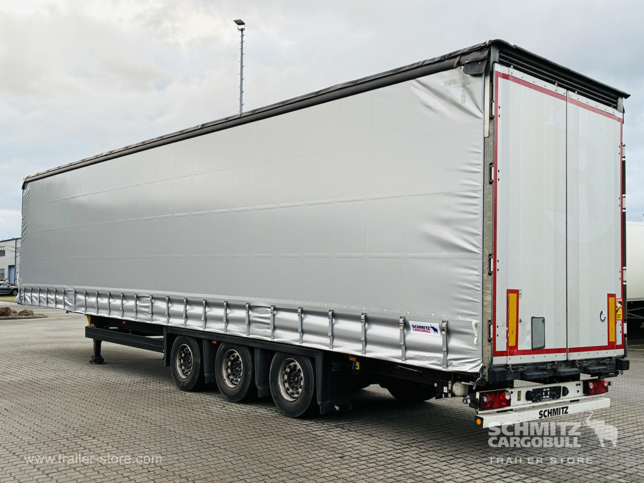 Schmitz Cargobull Curtainsider Mega Getränke 