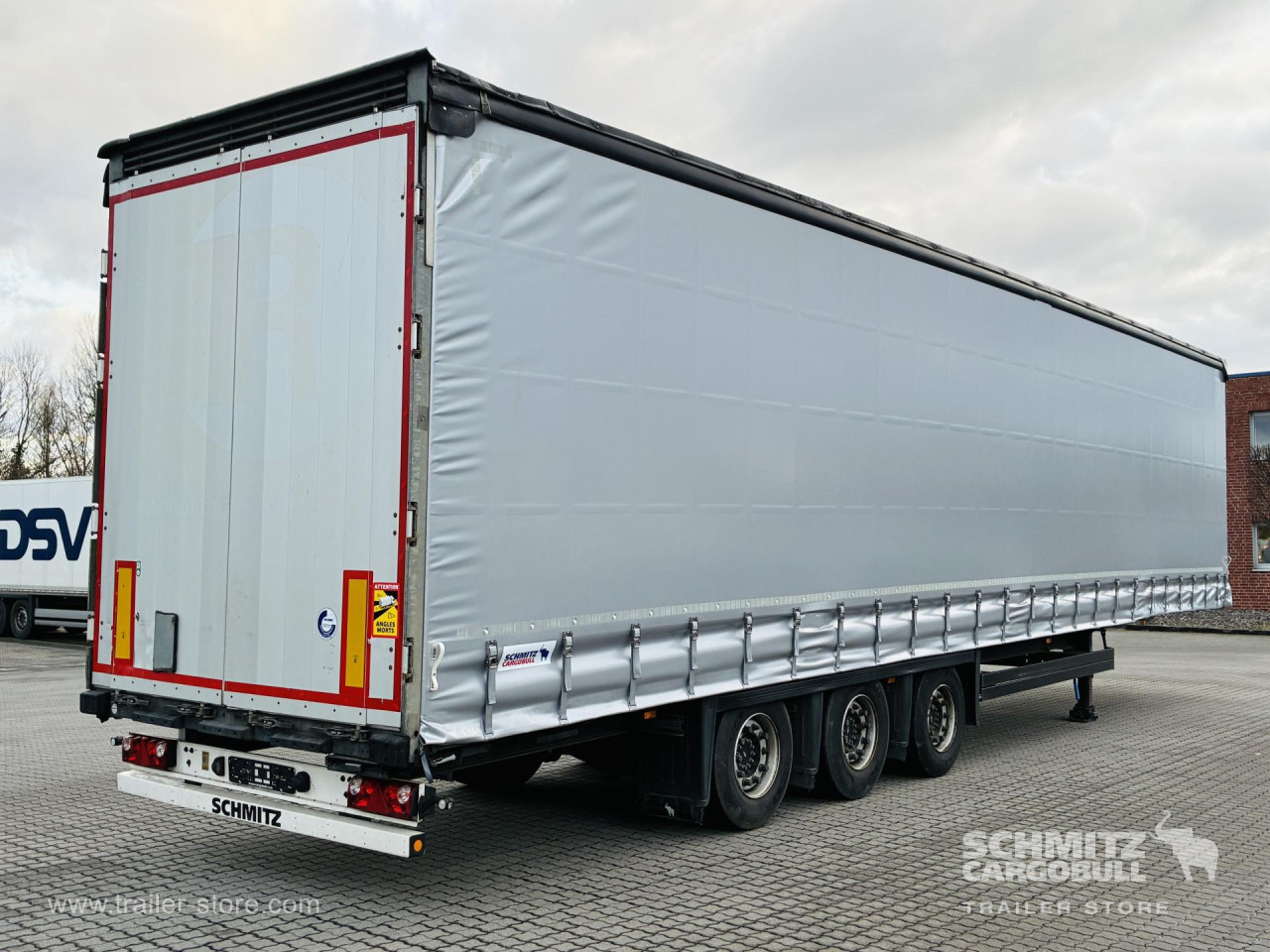 Schmitz Cargobull Curtainsider Mega Getränke 