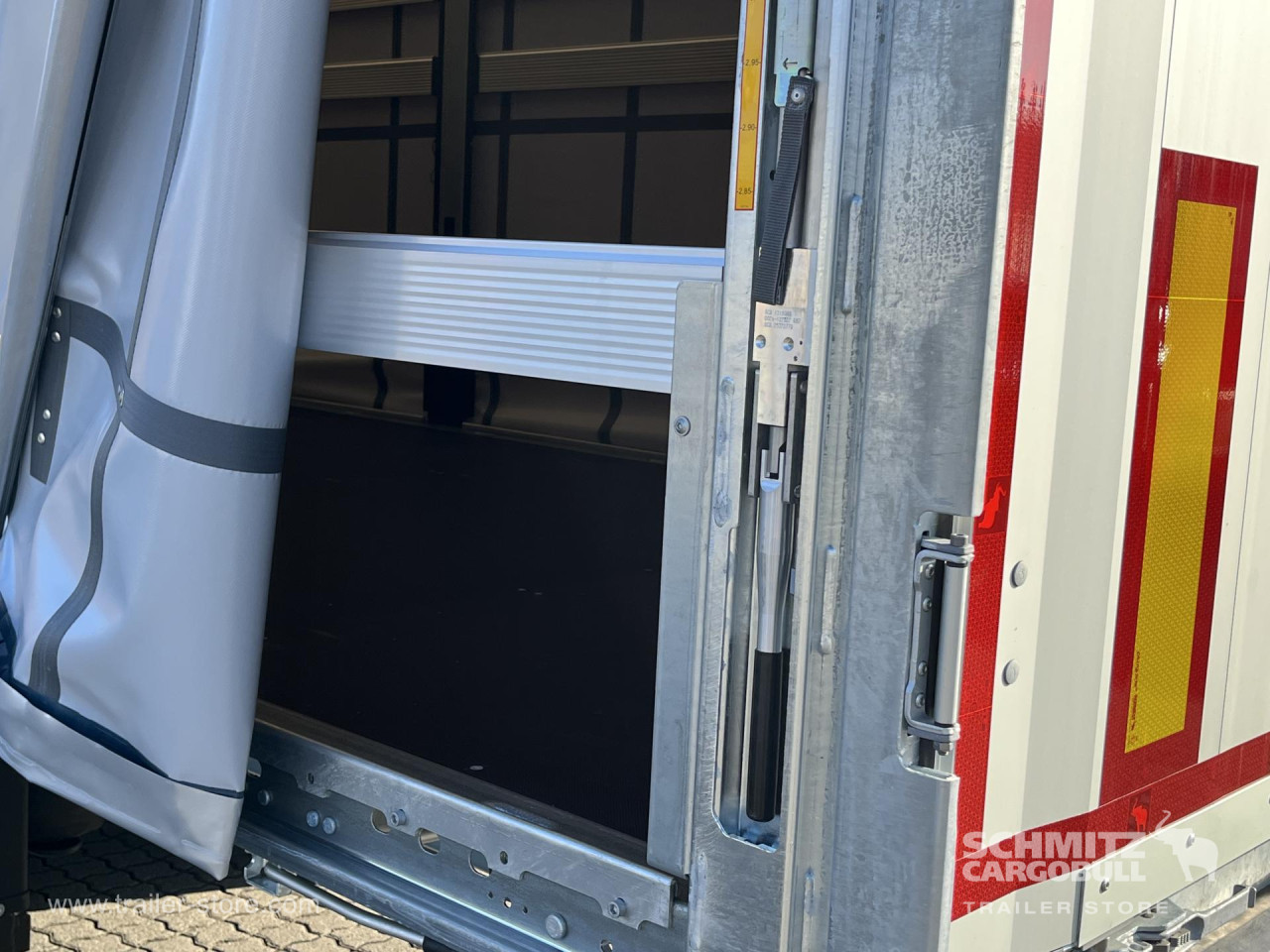 Schmitz Cargobull Curtainsider Mega Getränke 