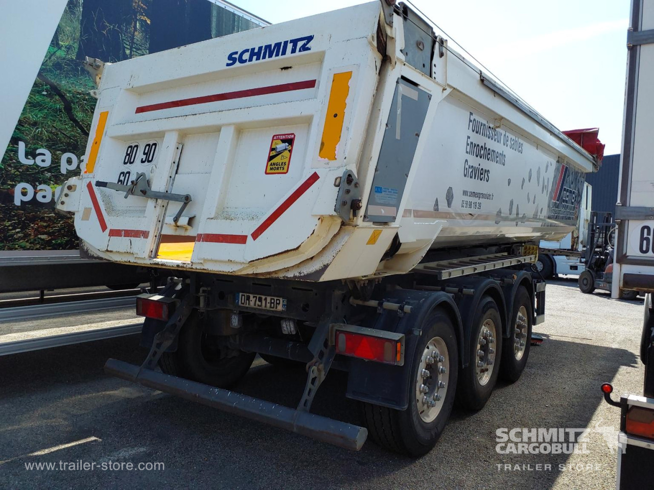 Schmitz Cargobull Semitrailer Tipper Steel half pipe body 26m³ 