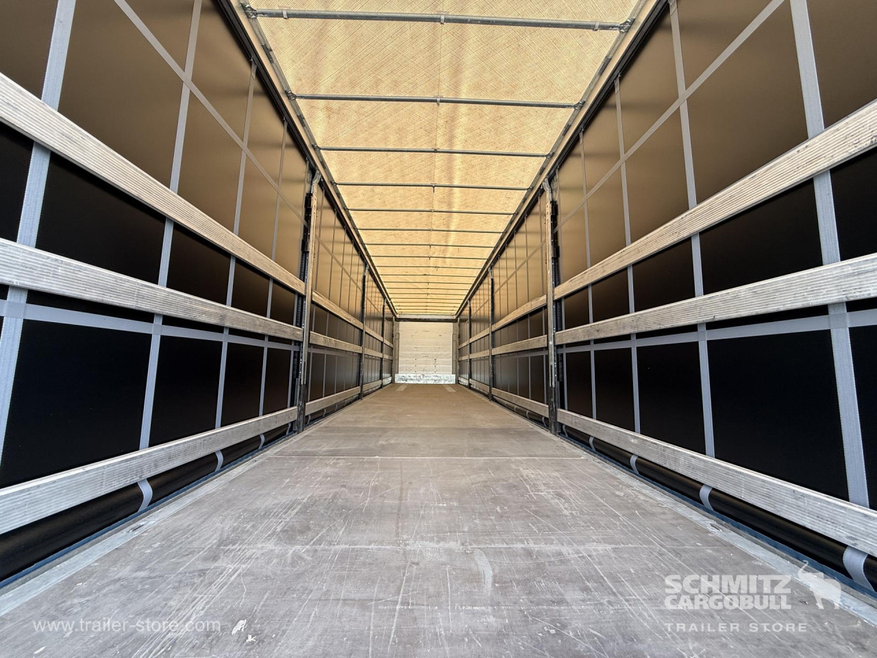Schmitz Cargobull Curtainsider Standard Getränke 