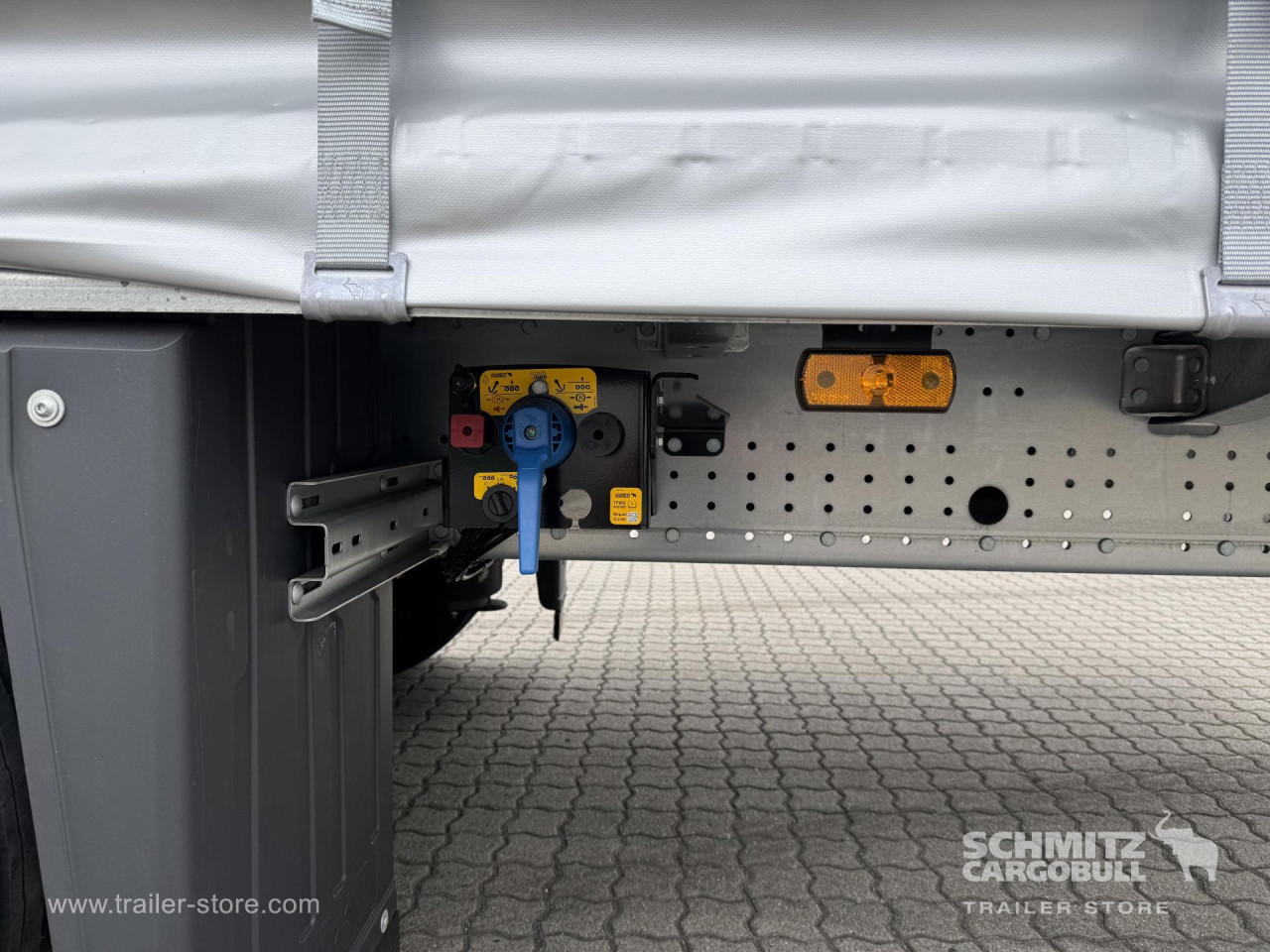 Schmitz Cargobull Curtainsider Mega Getränke 